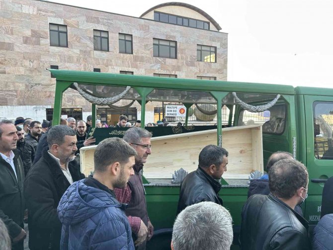 İ̇zmir’deki Vinç Kazasında Hayatını Kaybeden İşçi İ̇stanbul’da Toprağa Verildi