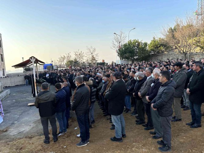 İ̇zmir’deki Vinç Kazasında Hayatını Kaybeden İşçi İ̇stanbul’da Toprağa Verildi