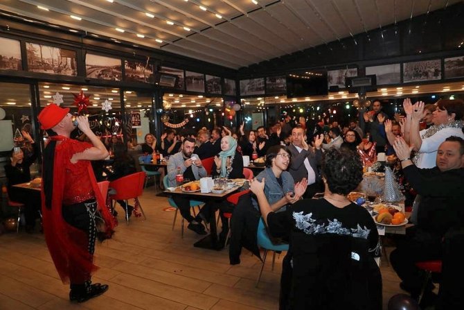 İ̇zmitliler Yeni Yıla Gülümse Kafe’de Girdi