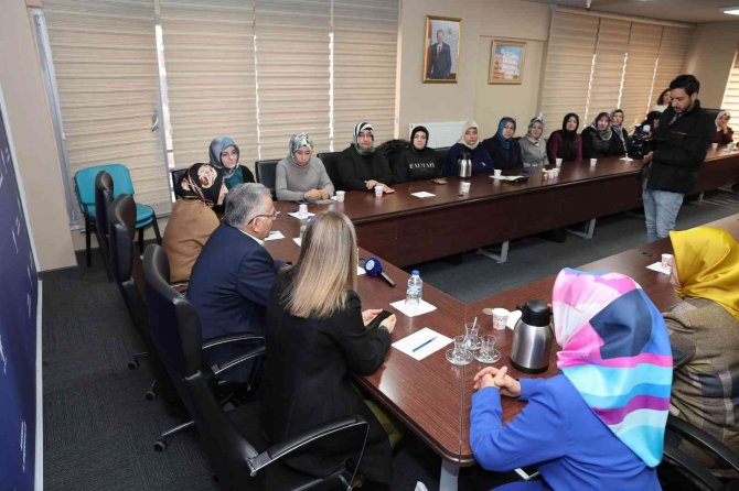 Büyükkılıç, Ak Parti Kayseri İ̇l Kadın Kolları Üyeleri İle İstişare Toplantısı Gerçekleştirdi