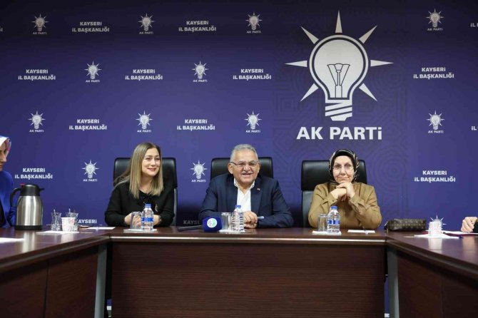 Büyükkılıç, Ak Parti Kayseri İ̇l Kadın Kolları Üyeleri İle İstişare Toplantısı Gerçekleştirdi
