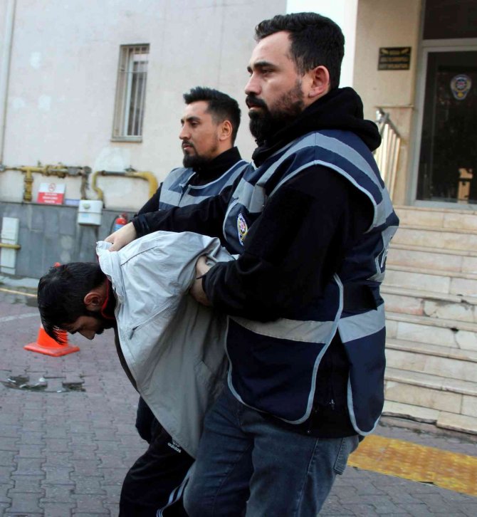 Polisten Kaçmak İçin Dolabın Üzerinde Bavulların Arkasına Saklandı