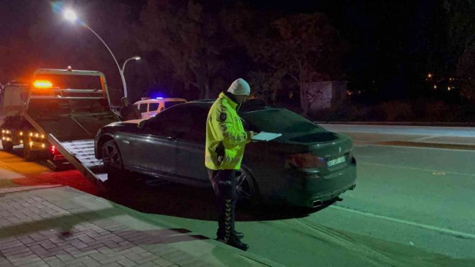 Kaldırıma Çıkan Sürücü, Çocuğa Çarpıp Otomobili Bırakarak Kaçtı