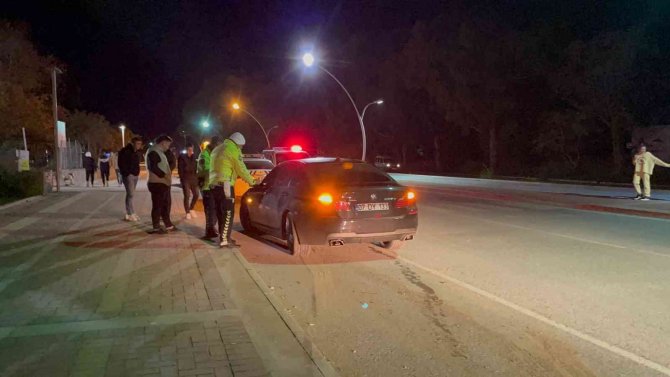 Kaldırıma Çıkan Sürücü, Çocuğa Çarpıp Otomobili Bırakarak Kaçtı