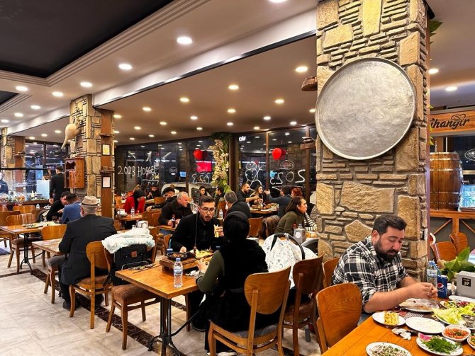 Adanalılar, 2022’yi Kebap Yiyerek Uğurladı