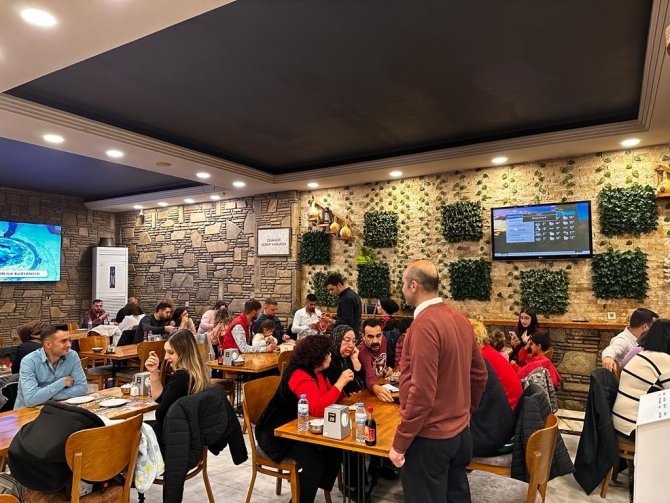 Adanalılar, 2022’yi Kebap Yiyerek Uğurladı