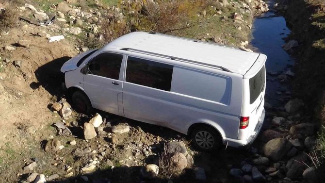 Kilis’te Köpeklere Çarpmamak İçin Manevra Yapan Araç Dereye Uçtu: 6 Yaralı
