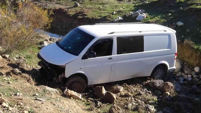 Kilis’te Köpeklere Çarpmamak İçin Manevra Yapan Araç Dereye Uçtu: 6 Yaralı