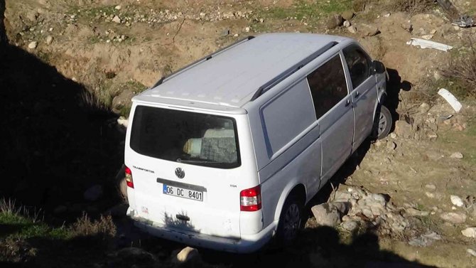 Kilis’te Köpeklere Çarpmamak İçin Manevra Yapan Araç Dereye Uçtu: 6 Yaralı