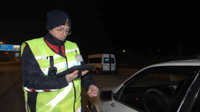 43 İlin Geçiş Güzergahında ’Yılbaşı’ Denetimi: Araçlar Tek Tek Durduruldu