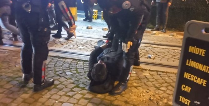 Yeni Yılın İlk Saatlerinde Hareketli Dakikalar: Yumruklar Havada Uçuştu