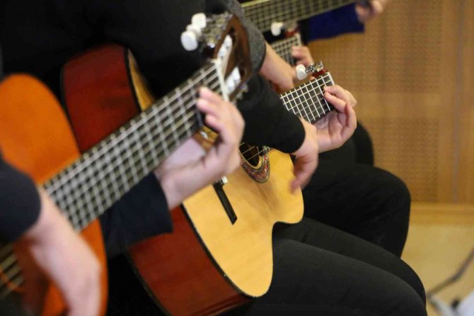 Müzik Sevdalısı Öğretmen Kulpluların Ruhuna Dokunuyor