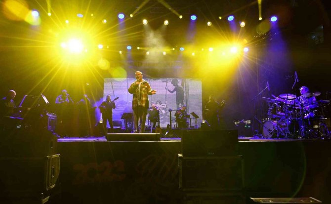 Kuşadası Yeni Yıla Sokak Partisiyle Girdi