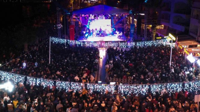 Kuşadası Yeni Yıla Sokak Partisiyle Girdi