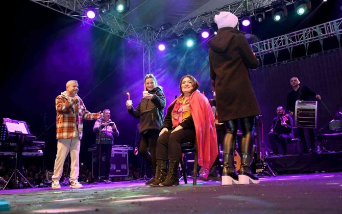 Kuşadası Yeni Yıla Sokak Partisiyle Girdi