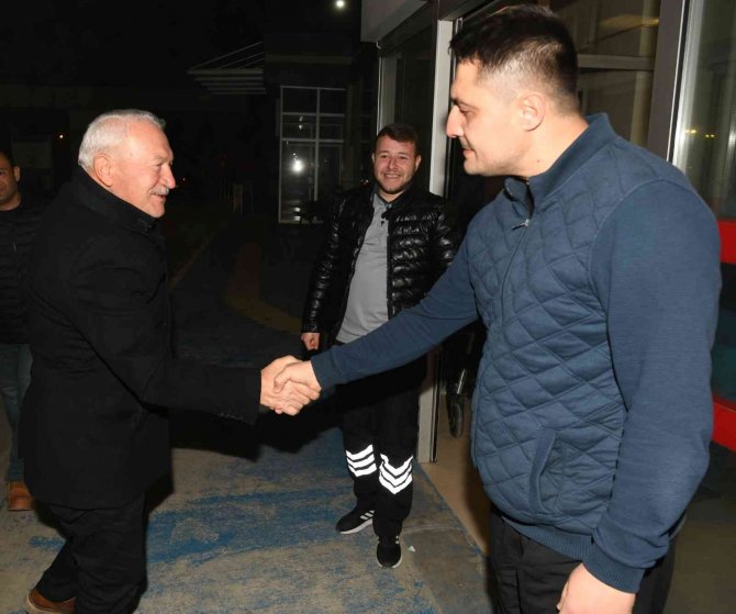Başkan Yılmaz, Yeni Yıl Gecesinde Kurum Ziyaretleri Yaptı