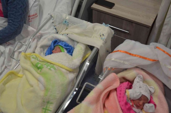 Malatya’da Yeni Yılın İlk Bebekleri İkiz Kardeşler Ayşe Ve Murat Oldu