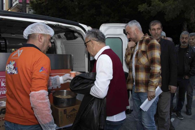 Mersin Büyükşehir’den Kış Günlerinde Vatandaşlara ’Kaynar’ İkramı