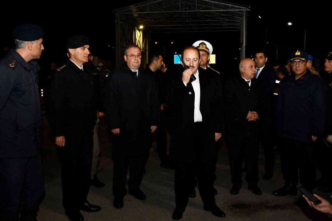 Vali Pehlivan Nöbetteki Memurların Yeni Yılını Telsiz Anonsuyla Kutladı