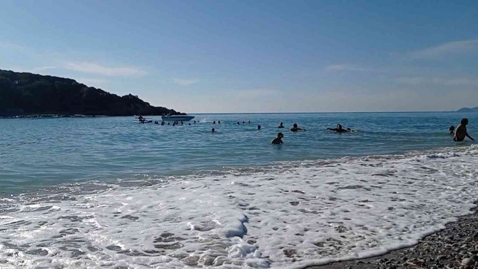 Mersin’de Doğaseverler 2023’ü Denize Girerek Karşıladı