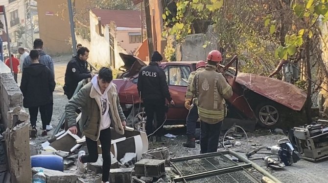İ̇stanbul’da Feci Kaza: Merdivenlere Uçan Araçtan Son Anda Kurtuldular