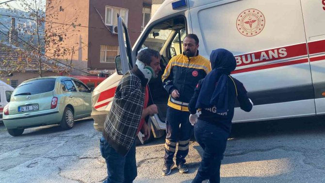 İ̇stanbul’da Feci Kaza: Merdivenlere Uçan Araçtan Son Anda Kurtuldular