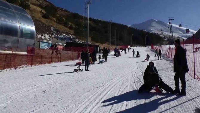 Palandöken Kayakseverlerin Akınına Uğradı