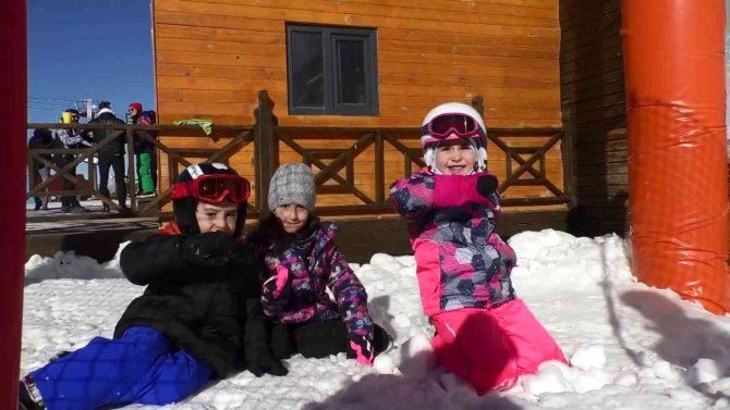 Palandöken Kayakseverlerin Akınına Uğradı