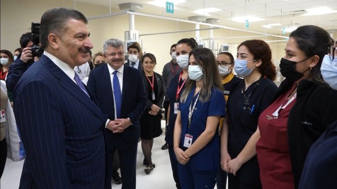 Sağlık Bakanı Koca Yeni Yılı 5 Ayrı Hastanede Karşıladı