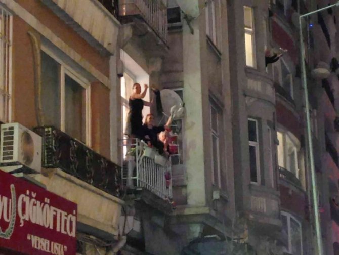 Yeni Yılı Tencere Ve Tava Çalarak Karşıladılar