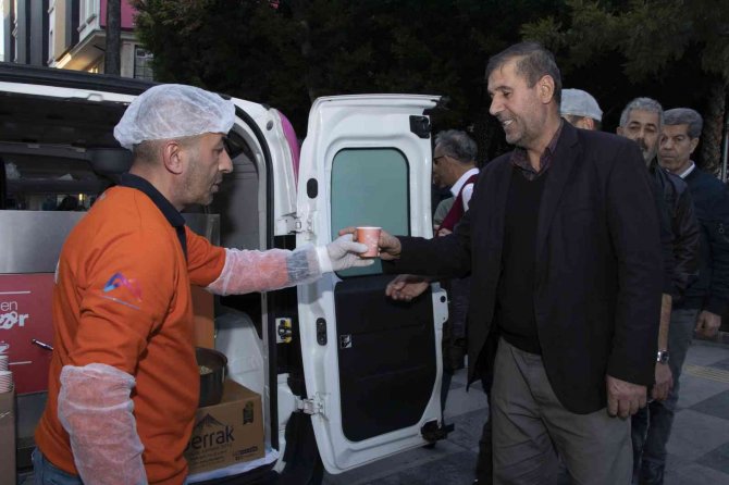 Mersin Büyükşehir’den Kış Günlerinde Vatandaşlara ’Kaynar’ İkramı