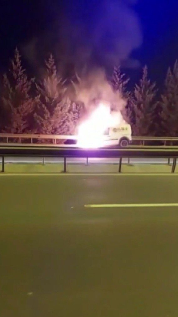 Tem’de Yanan Hafif Ticari Araç Alev Topuna Döndü