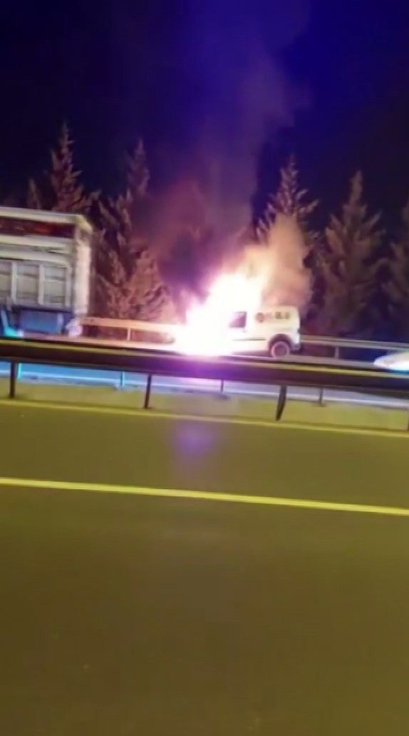 Tem’de Yanan Hafif Ticari Araç Alev Topuna Döndü