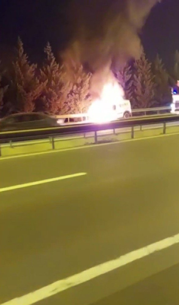 Tem’de Yanan Hafif Ticari Araç Alev Topuna Döndü