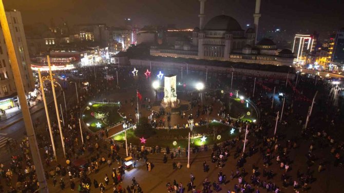 Taksim Meydanı’na Akın Eden Vatandaşlar 2023 Yılına Coşkuyla Girdi