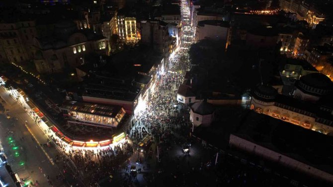 Taksim Meydanı’na Akın Eden Vatandaşlar 2023 Yılına Coşkuyla Girdi