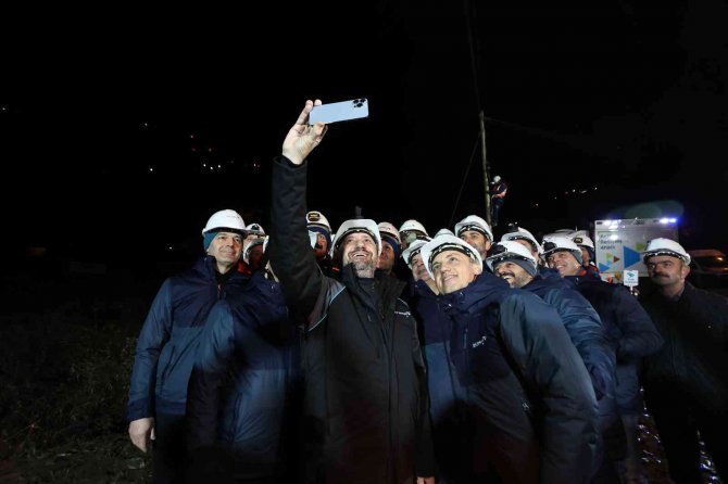 Türk Telekom Ceo’su Ümit Önal, Yeni Yılı Fiber Dönüşüm İçin Çalışan Saha Ekipleriyle Karşıladı