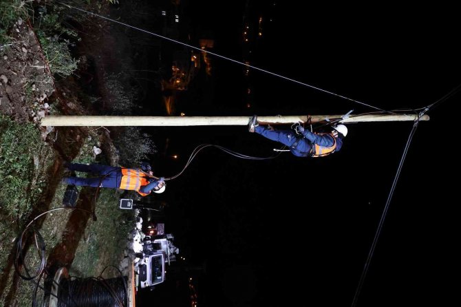 Türk Telekom Ceo’su Ümit Önal, Yeni Yılı Fiber Dönüşüm İçin Çalışan Saha Ekipleriyle Karşıladı