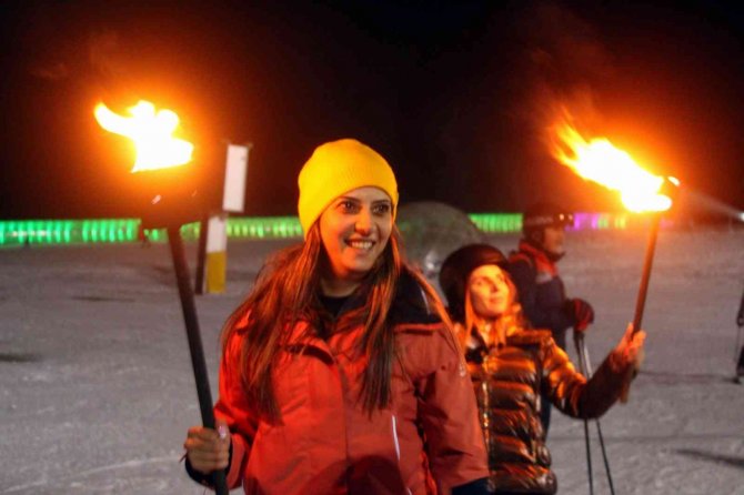 Erciyes’te Turistler Yeni Yıla Meşalelerle Kayarak Girdi