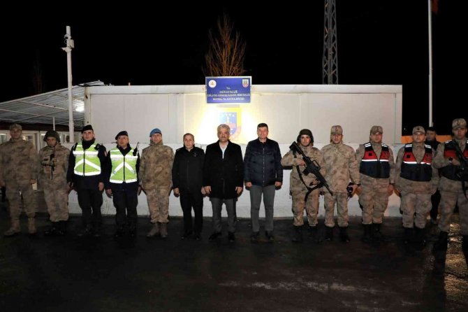 Vali Makas Yeni Yıl Akşamı Görev Yapan Personelleri Ziyaret Etti