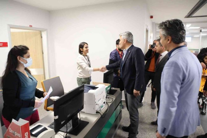 Vali Makas Yeni Yıl Akşamı Görev Yapan Personelleri Ziyaret Etti