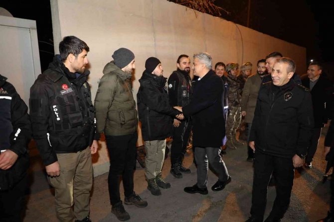 Vali Makas Yeni Yıl Akşamı Görev Yapan Personelleri Ziyaret Etti