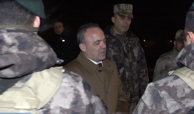 Vali Öner, Yeni Yıla Eksi 16 Derece Soğukta Görev Yapan Personelle Girdi