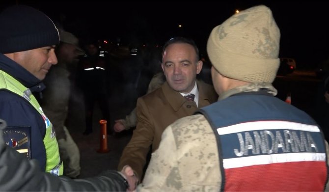 Vali Öner, Yeni Yıla Eksi 16 Derece Soğukta Görev Yapan Personelle Girdi