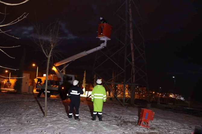 Kesintisiz Enerji İçin Dondurucu Havada Zorlu Yılbaşı Mesaisi