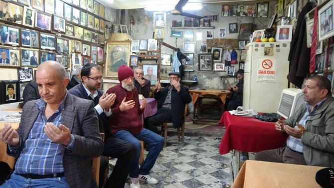 ’Ölüler Kıraathanesi’nden Bu Kez Dua Sesleri Yankılandı