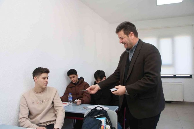Başkan Soykan’dan Öğrencilerin Yüzünü Güldüren Hareket