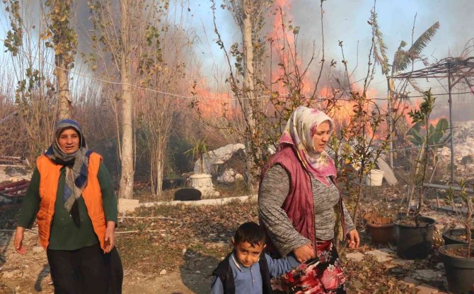 Antalya’da Sazlık Alanda Çıkan Yangın Evlere Kadar Ulaşınca Korku Dolu Anlar Yaşattı