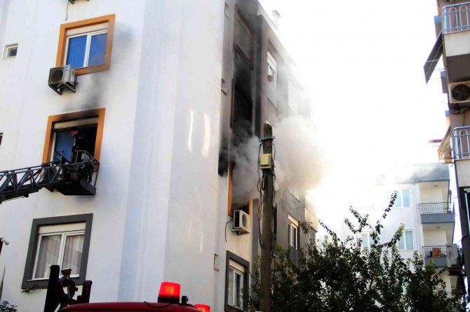 Kedisi Yangında Telef Olan Genç Kız Gözyaşlarına Boğuldu
