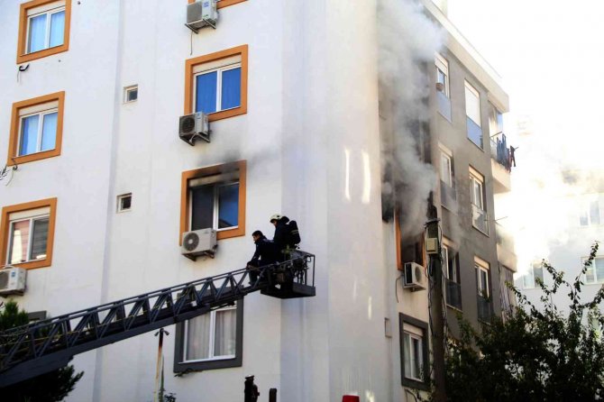 Kedisi Yangında Telef Olan Genç Kız Gözyaşlarına Boğuldu